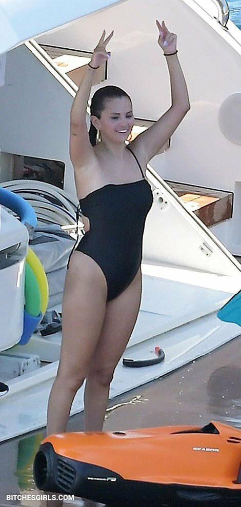 Selena Gomez Celeb Nudes - selenagomez Leaked Boobs Photos - #20