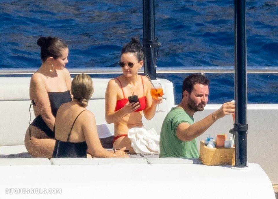 Selena Gomez Celeb Nudes - selenagomez Leaked Boobs Photos - #3