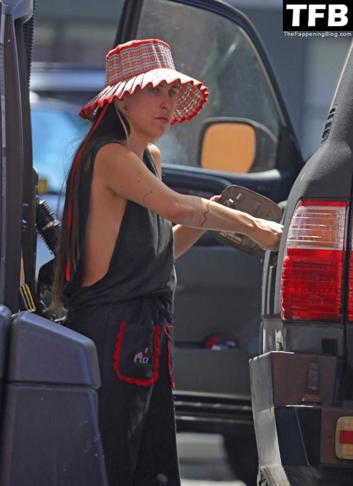 Braless Scout Willis Runs Into Friends While Heading to the Grocery Store - #11