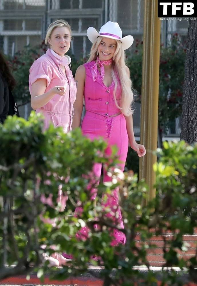 Margot Robbie & Ryan Gosling Wear Cowboy Hats in a Scene for 1CBarbie 1D in LA - #7