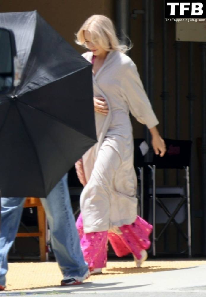 Margot Robbie & Ryan Gosling Wear Cowboy Hats in a Scene for 1CBarbie 1D in LA - #26