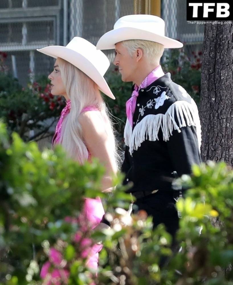 Margot Robbie & Ryan Gosling Wear Cowboy Hats in a Scene for 1CBarbie 1D in LA - #4