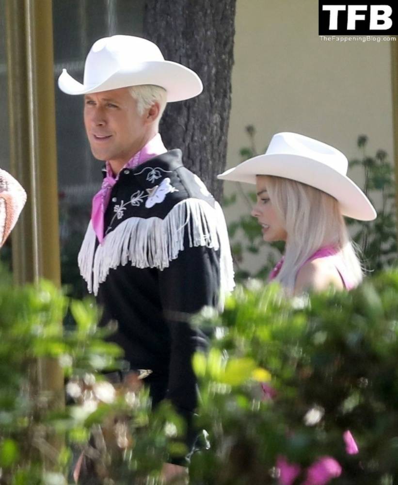 Margot Robbie & Ryan Gosling Wear Cowboy Hats in a Scene for 1CBarbie 1D in LA - #12