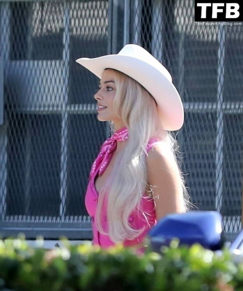 Margot Robbie & Ryan Gosling Wear Cowboy Hats in a Scene for 1CBarbie 1D in LA - #19