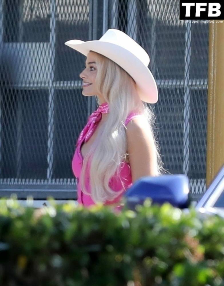 Margot Robbie & Ryan Gosling Wear Cowboy Hats in a Scene for 1CBarbie 1D in LA - #11