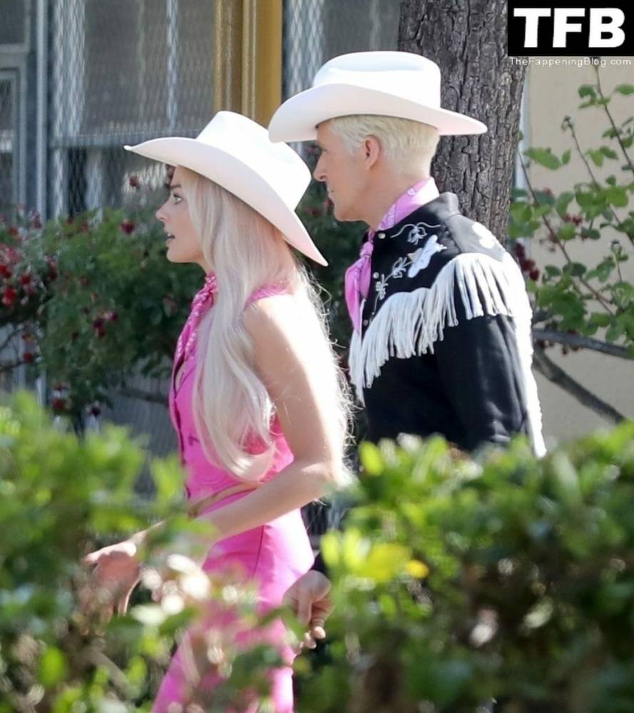 Margot Robbie & Ryan Gosling Wear Cowboy Hats in a Scene for 1CBarbie 1D in LA - #3