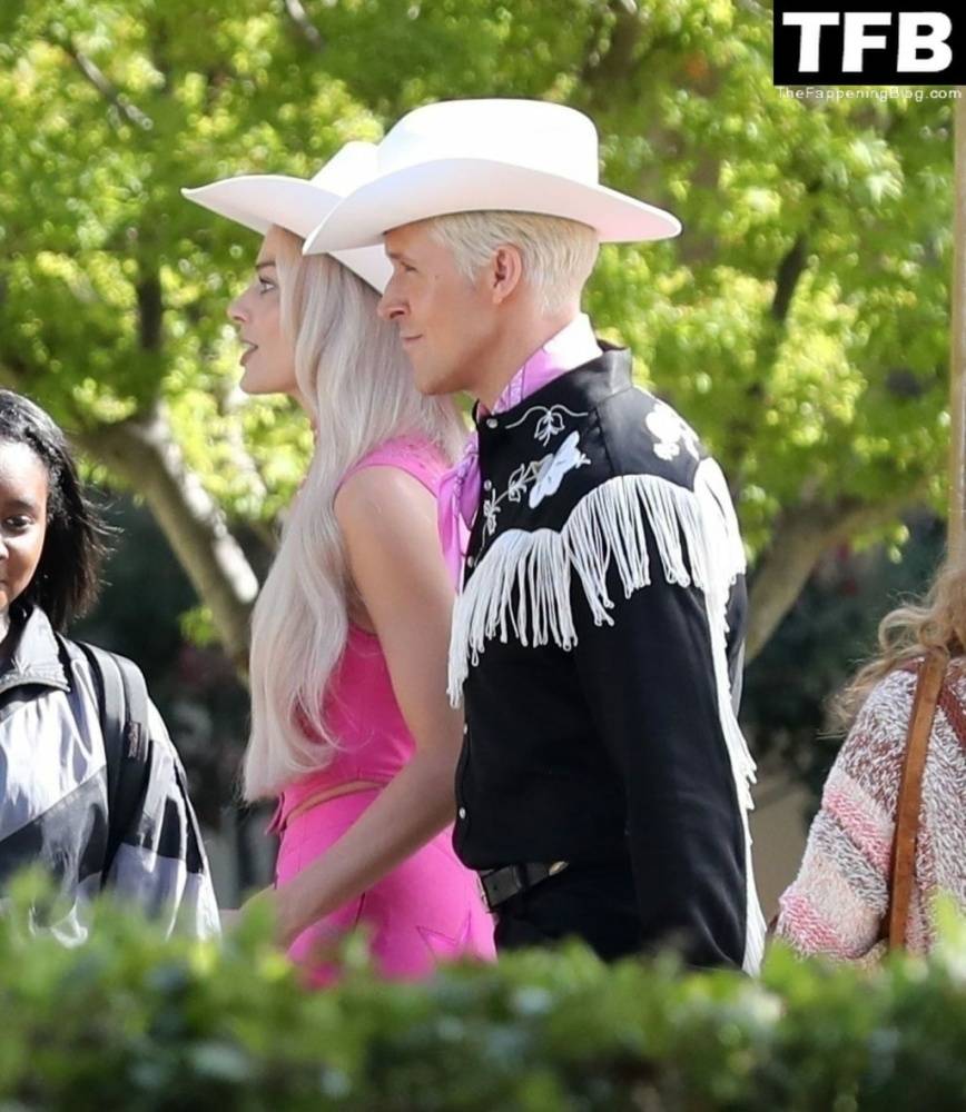 Margot Robbie & Ryan Gosling Wear Cowboy Hats in a Scene for 1CBarbie 1D in LA - #21