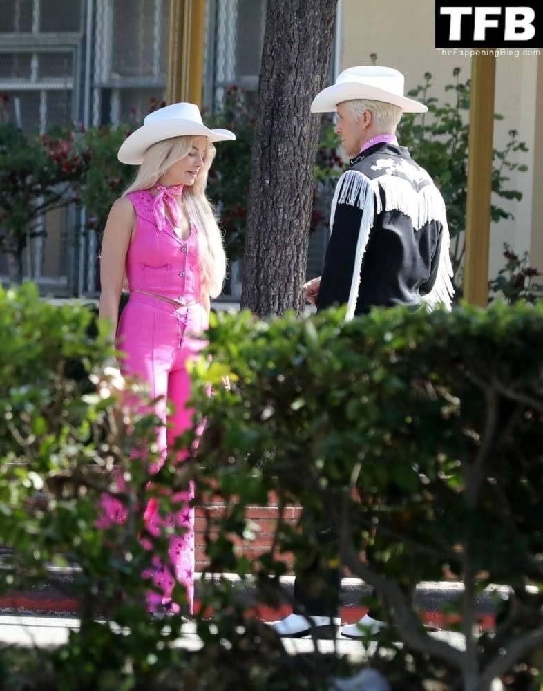 Margot Robbie & Ryan Gosling Wear Cowboy Hats in a Scene for 1CBarbie 1D in LA - #8