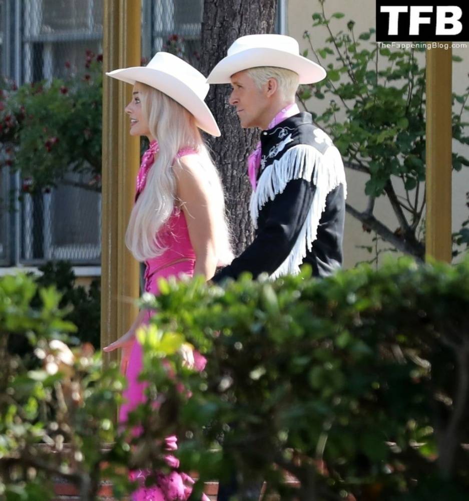 Margot Robbie & Ryan Gosling Wear Cowboy Hats in a Scene for 1CBarbie 1D in LA - #6