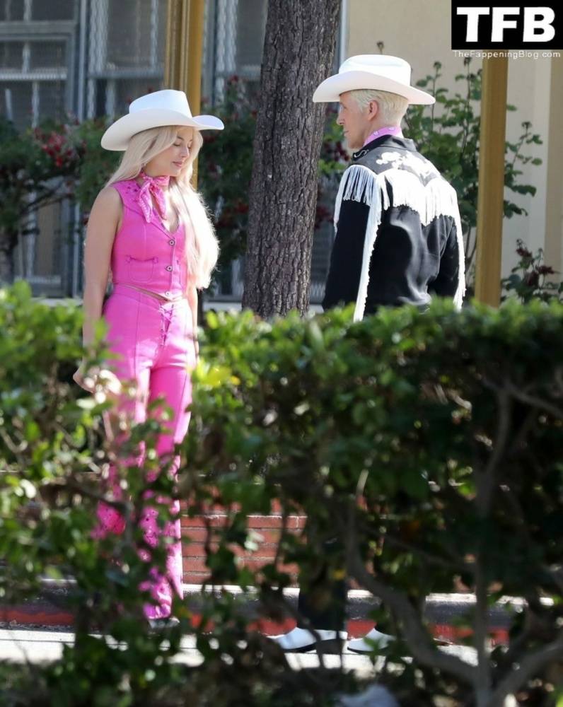Margot Robbie & Ryan Gosling Wear Cowboy Hats in a Scene for 1CBarbie 1D in LA - #25