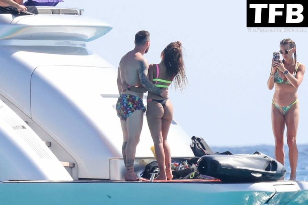 Antonela Roccuzzo & Lionel Messi Enjoy Their Summer Break Out in Formentera - #29