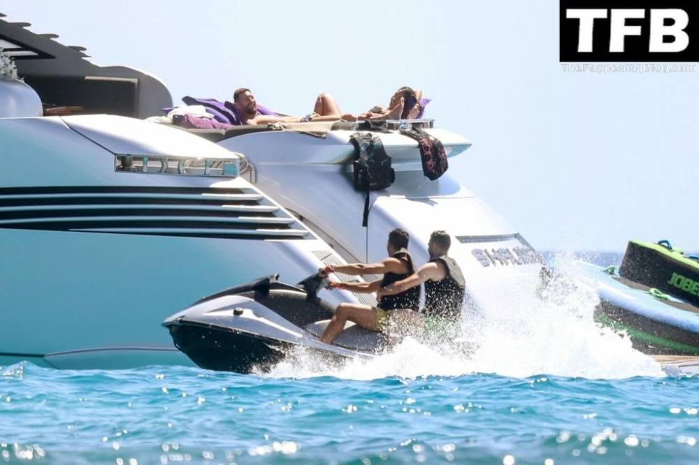 Antonela Roccuzzo & Lionel Messi Enjoy Their Summer Break Out in Formentera - #12