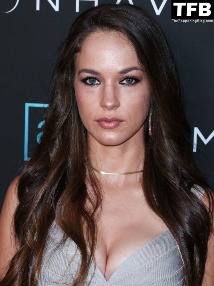 Alexis Knapp Displays Her Cleavage at the 18Moonhaven 19 Premiere in Los Angeles - #5