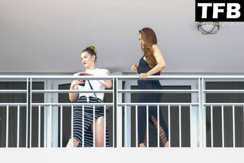 Chrissy Teigen & John Legend Kiss and Pose During an Impromptu Balcony Shoot - #29