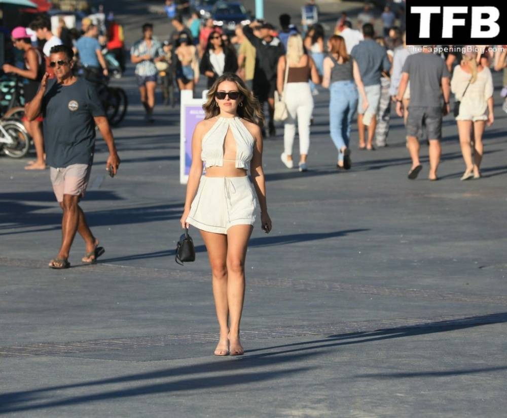 Renee Ash Flaunts Her Sexy Tits & Legs in Hermosa Beach - #24