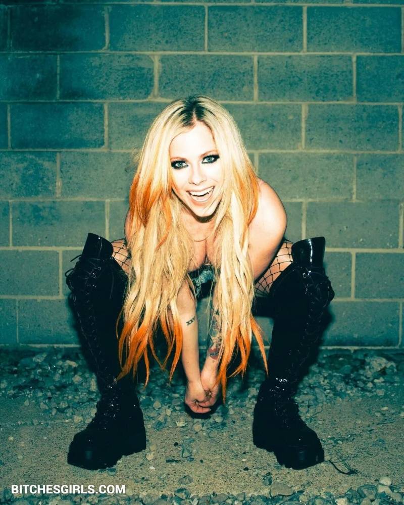 Avril Lavigne Nude Celebrity Leaked Tits Photos - #7