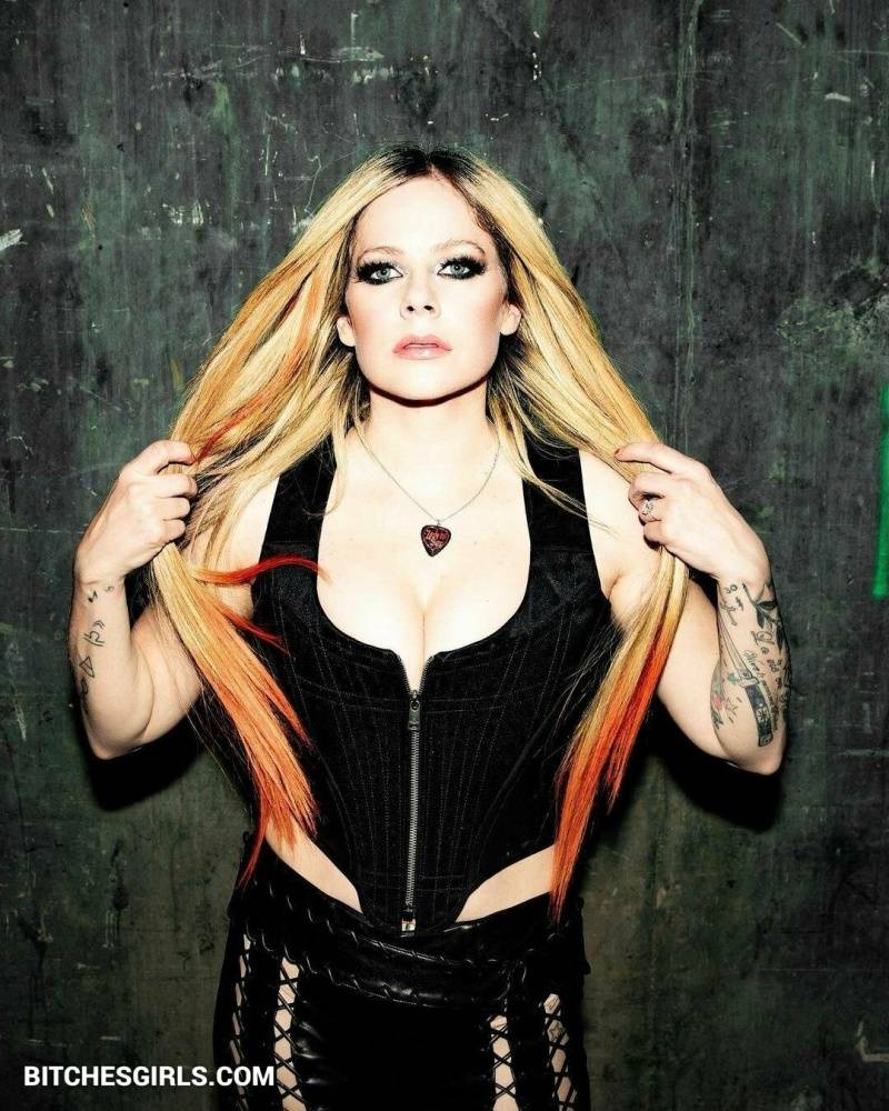 Avril Lavigne Nude Celebrity Leaked Tits Photos - #6