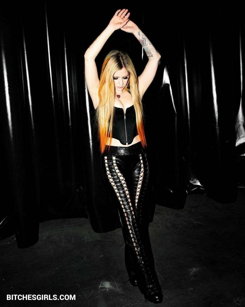 Avril Lavigne Nude Celebrity Leaked Tits Photos - #2