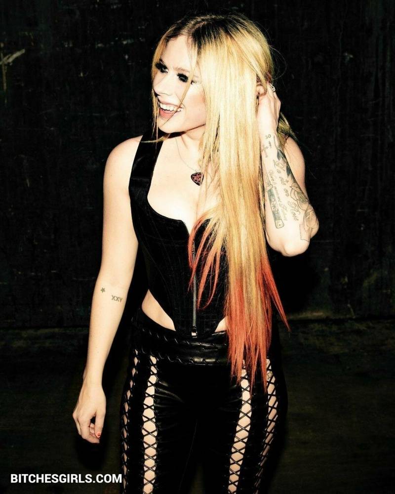 Avril Lavigne Nude Celebrity Leaked Tits Photos - #10
