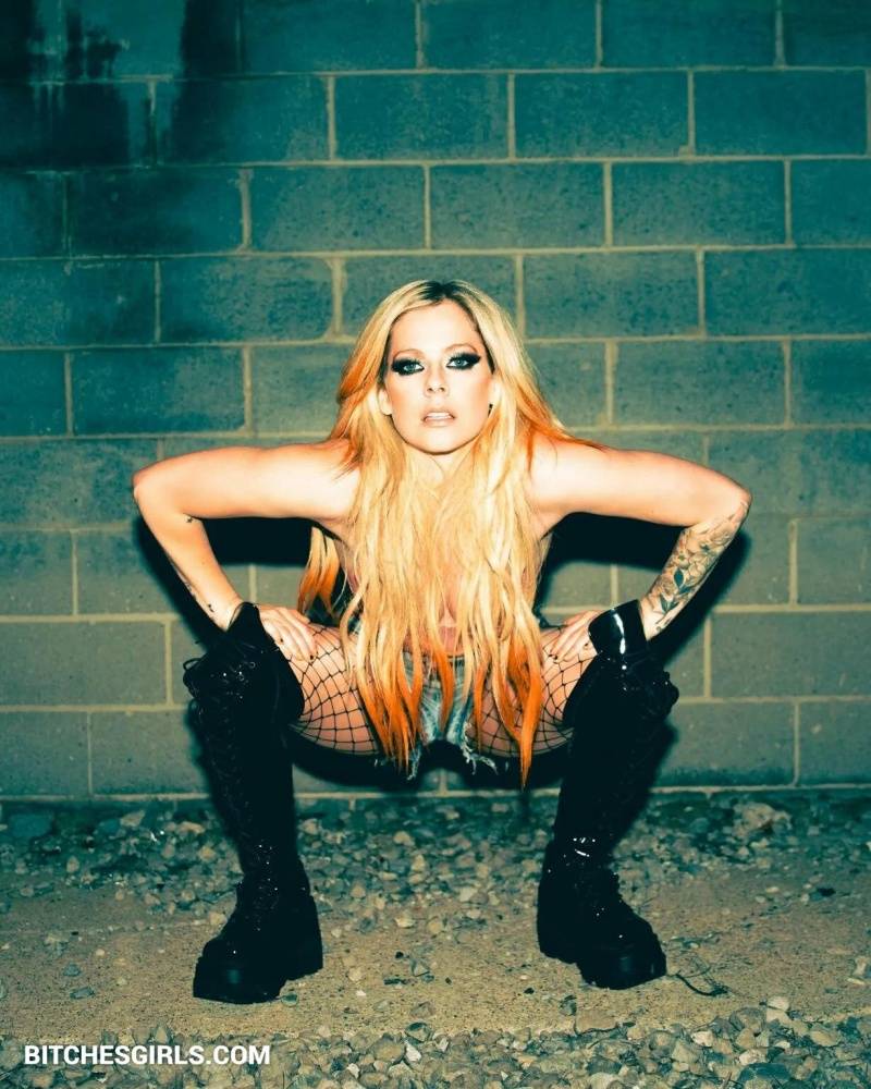 Avril Lavigne Nude Celebrity Leaked Tits Photos - #1