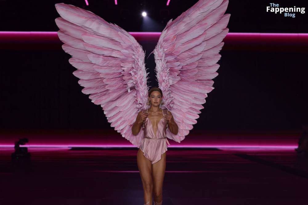 Gigi Hadid Displays Her Sexy Figure at the 2024 Victoria’s Secret Fashion Show (112 Photos) - #21