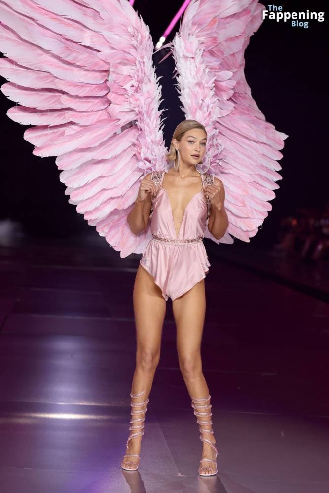 Gigi Hadid Displays Her Sexy Figure at the 2024 Victoria’s Secret Fashion Show (112 Photos) - #9