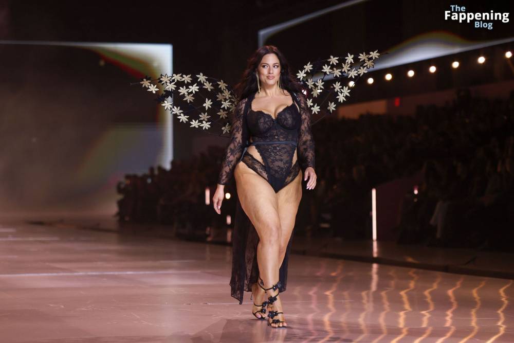 Ashley Graham Flaunts Her Curves at the 2024 Victoria’s Secret Show (67 Photos) - #26