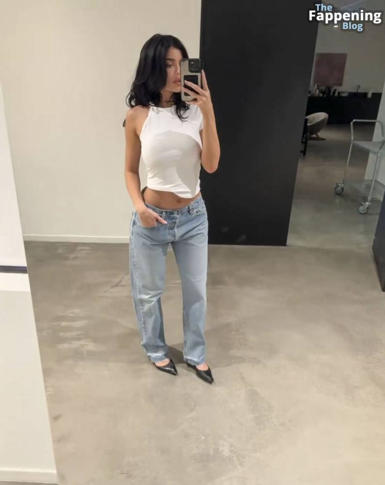 Kylie Jenner Shows Off Her Boobs & Midriff in a Casual T-shirt & Jeans (12 Pics + Video) - #6