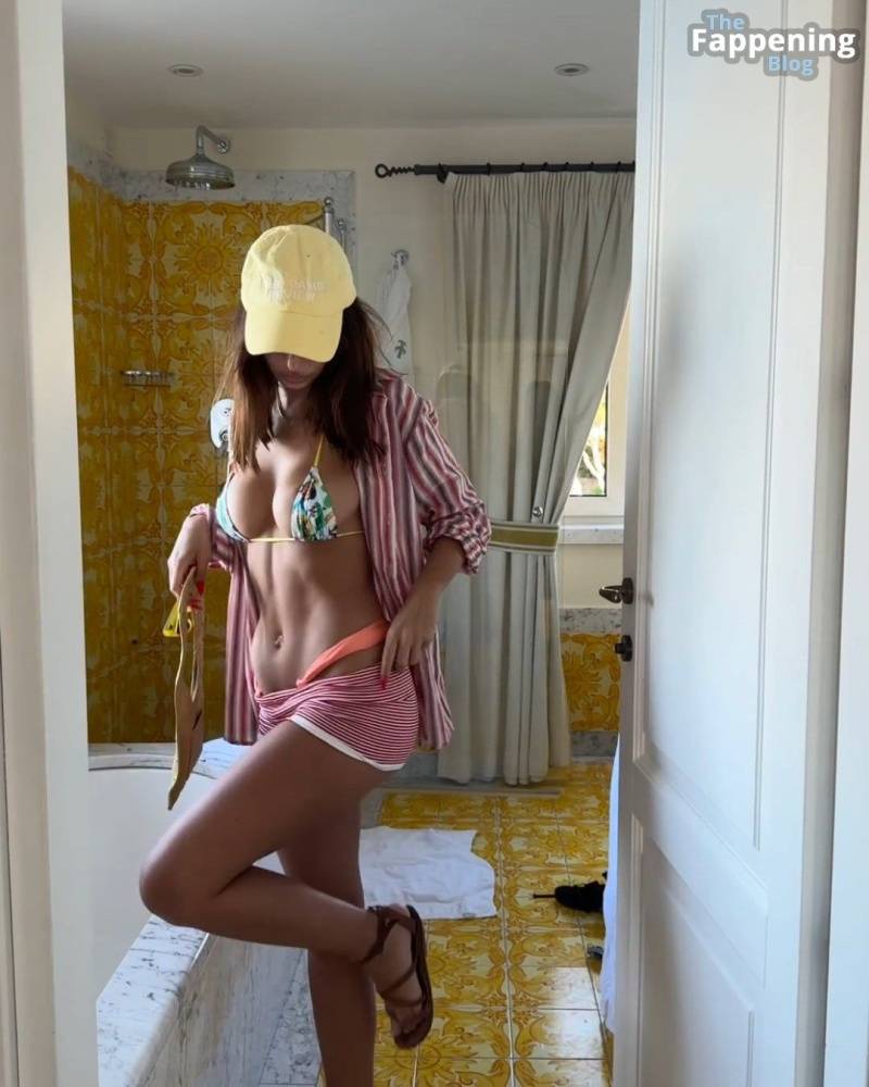 Emily Ratajkowski Sexy & Topless (5 Photos) - #4