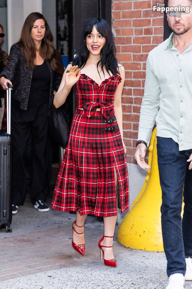 Jenna Ortega Flashes a Smile and a Wave as She Steps Out in NYC (35 Photos) - #9
