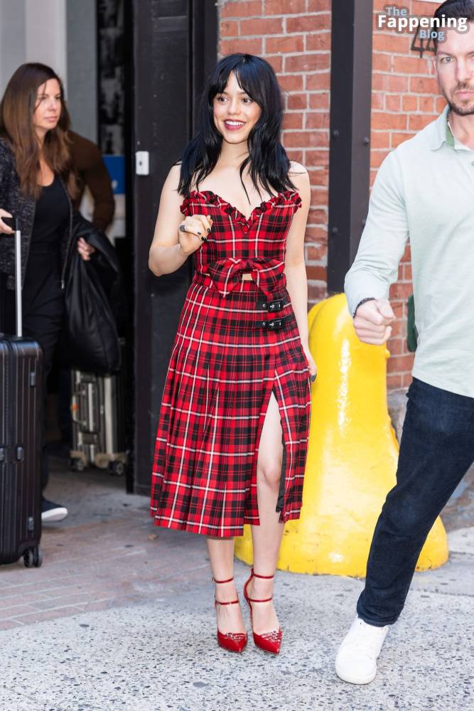Jenna Ortega Flashes a Smile and a Wave as She Steps Out in NYC (35 Photos) - #10