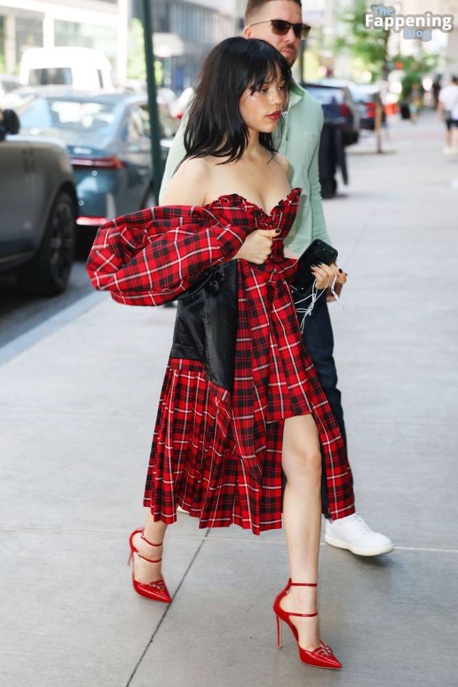 Jenna Ortega Flashes a Smile and a Wave as She Steps Out in NYC (35 Photos) - #29