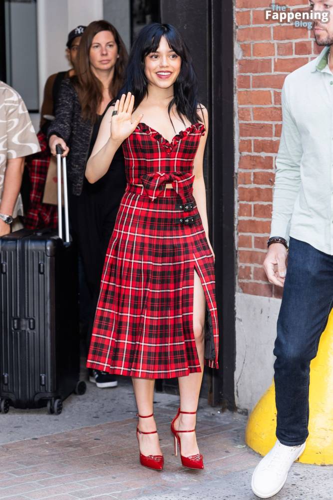 Jenna Ortega Flashes a Smile and a Wave as She Steps Out in NYC (35 Photos) - #7