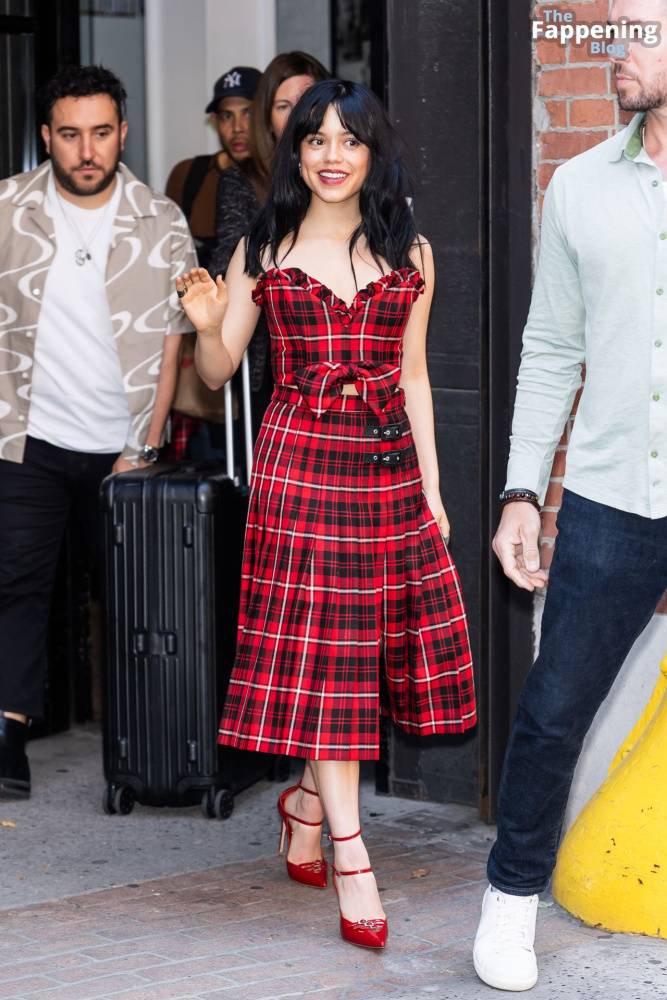 Jenna Ortega Flashes a Smile and a Wave as She Steps Out in NYC (35 Photos) - #6