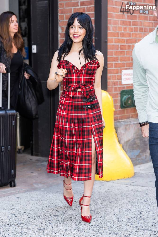 Jenna Ortega Flashes a Smile and a Wave as She Steps Out in NYC (35 Photos) - #13