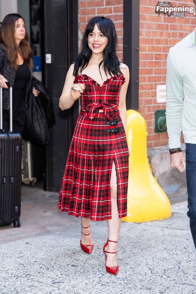 Jenna Ortega Flashes a Smile and a Wave as She Steps Out in NYC (35 Photos) - #12
