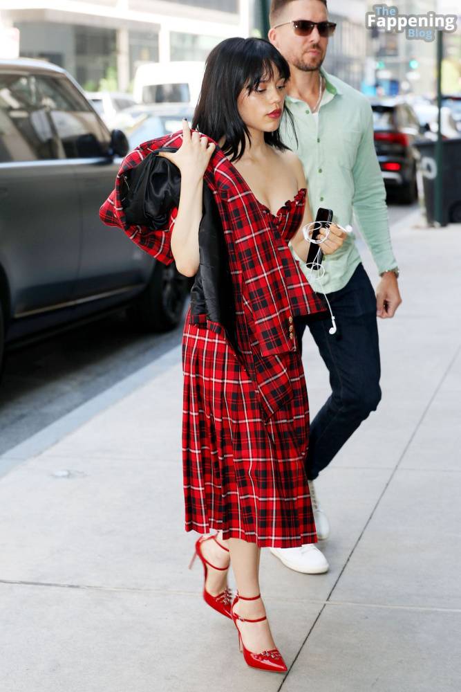 Jenna Ortega Flashes a Smile and a Wave as She Steps Out in NYC (35 Photos) - #4