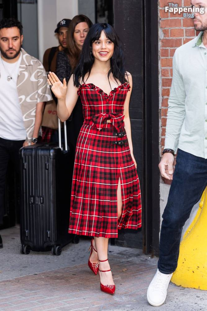 Jenna Ortega Flashes a Smile and a Wave as She Steps Out in NYC (35 Photos) - #1
