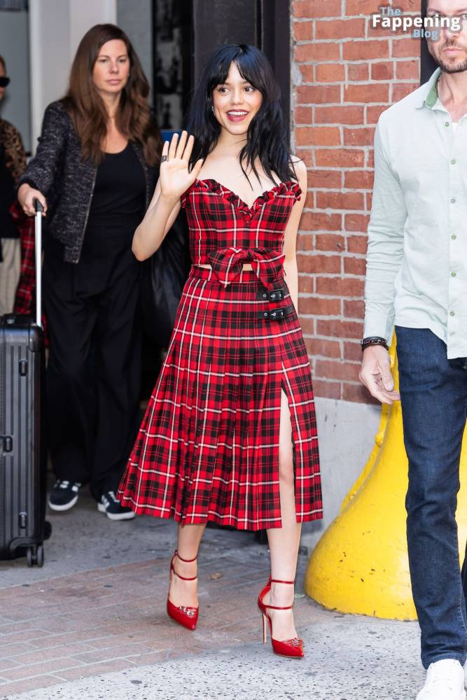 Jenna Ortega Flashes a Smile and a Wave as She Steps Out in NYC (35 Photos) - #8