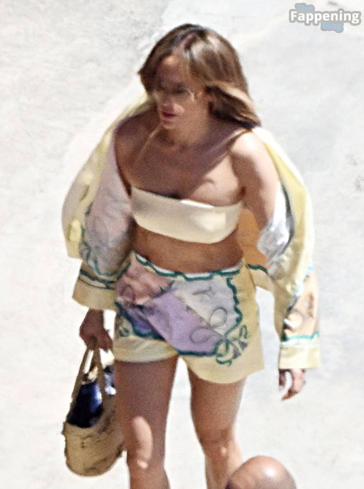 Jennifer Lopez Goes Braless During Her European Getaway in Sorrento (28 Photos) - #4
