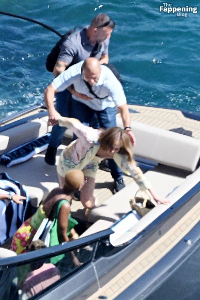 Jennifer Lopez Goes Braless During Her European Getaway in Sorrento (28 Photos) - #24