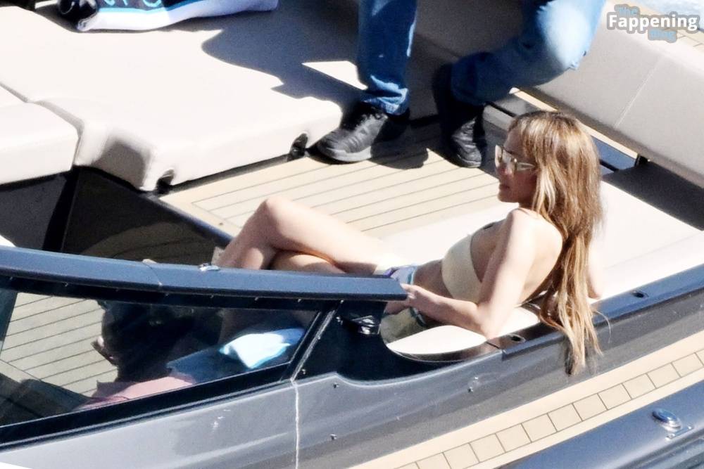 Jennifer Lopez Goes Braless During Her European Getaway in Sorrento (28 Photos) - #28