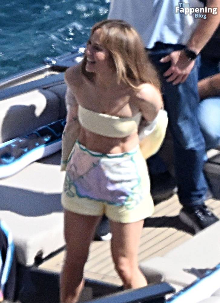 Jennifer Lopez Goes Braless During Her European Getaway in Sorrento (28 Photos) - #19