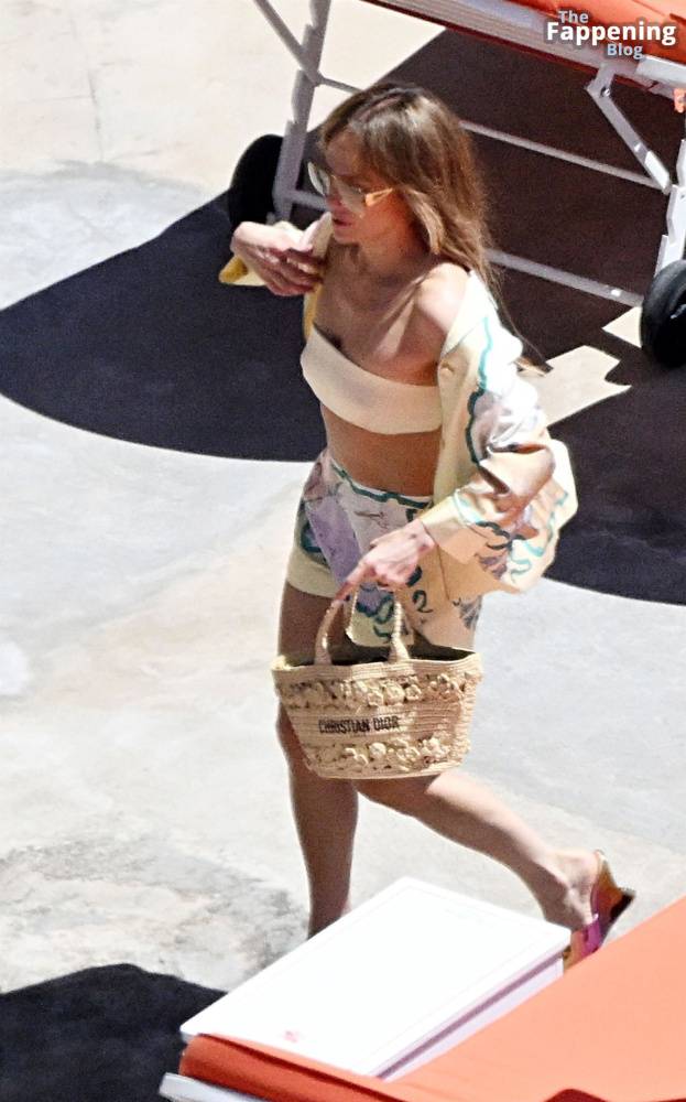 Jennifer Lopez Goes Braless During Her European Getaway in Sorrento (28 Photos) - #18