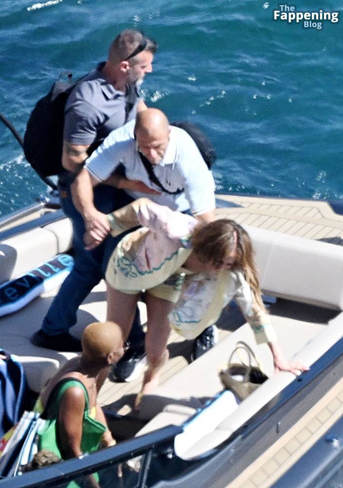 Jennifer Lopez Goes Braless During Her European Getaway in Sorrento (28 Photos) - #25