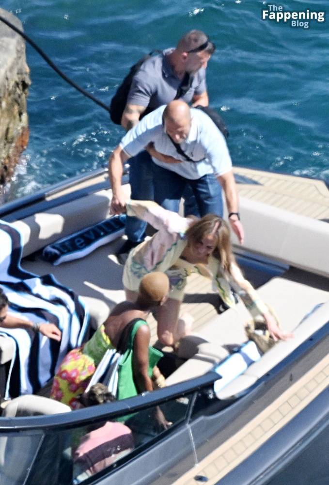 Jennifer Lopez Goes Braless During Her European Getaway in Sorrento (28 Photos) - #23
