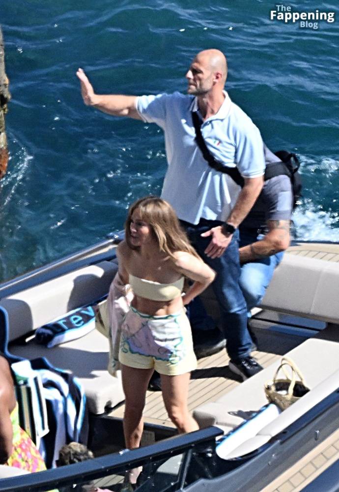 Jennifer Lopez Goes Braless During Her European Getaway in Sorrento (28 Photos) - #27