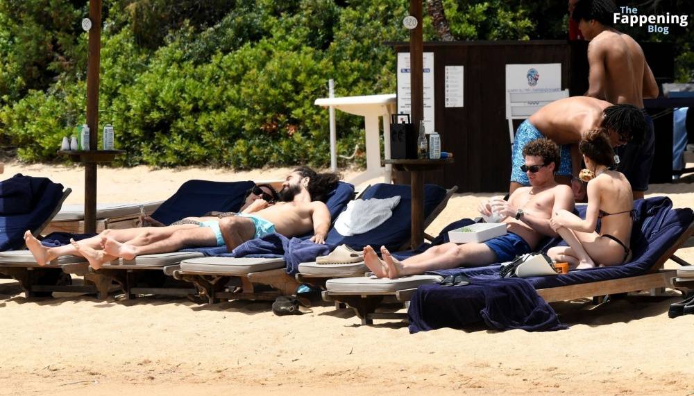 Heidi Klum Displays Her Nude Tits on the Beach in Sardinia (20 Photos) - #10
