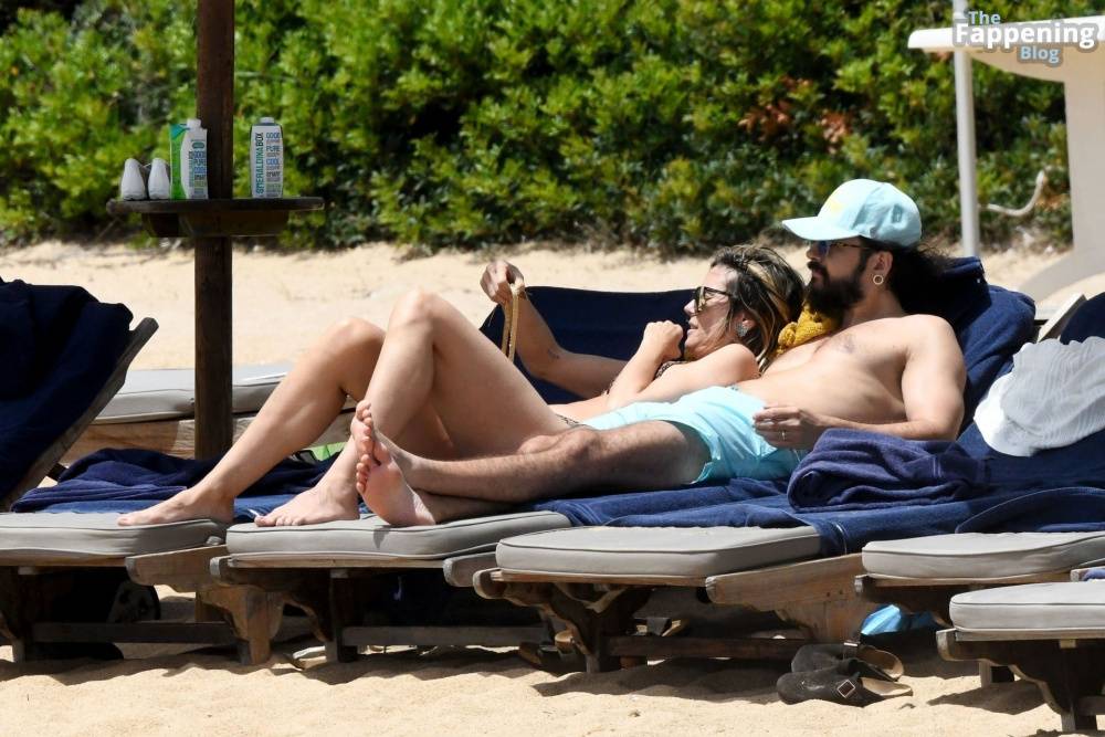 Heidi Klum Displays Her Nude Tits on the Beach in Sardinia (20 Photos) - #9
