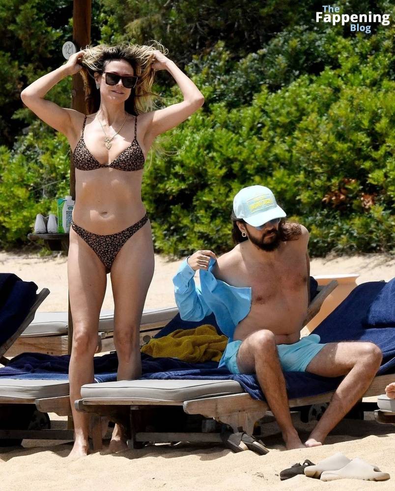 Heidi Klum Displays Her Nude Tits on the Beach in Sardinia (20 Photos) - #6